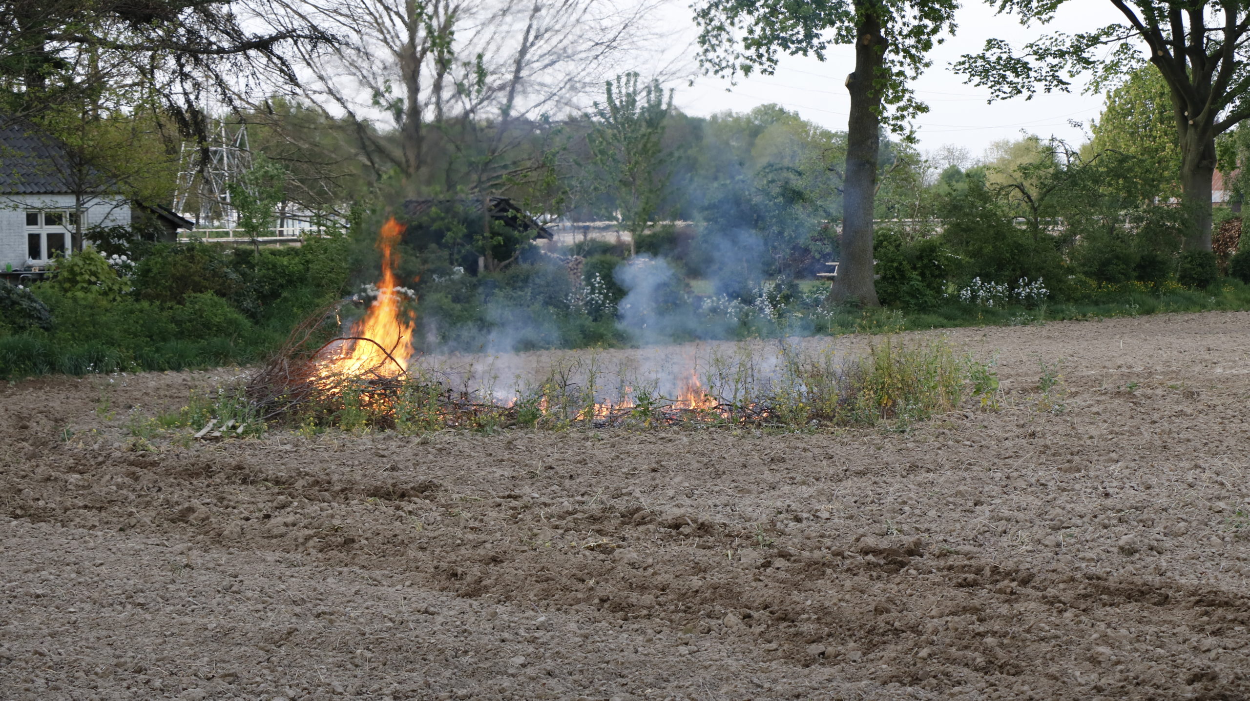 Snoeiafval in brand op akker, landeigenaar beboet.