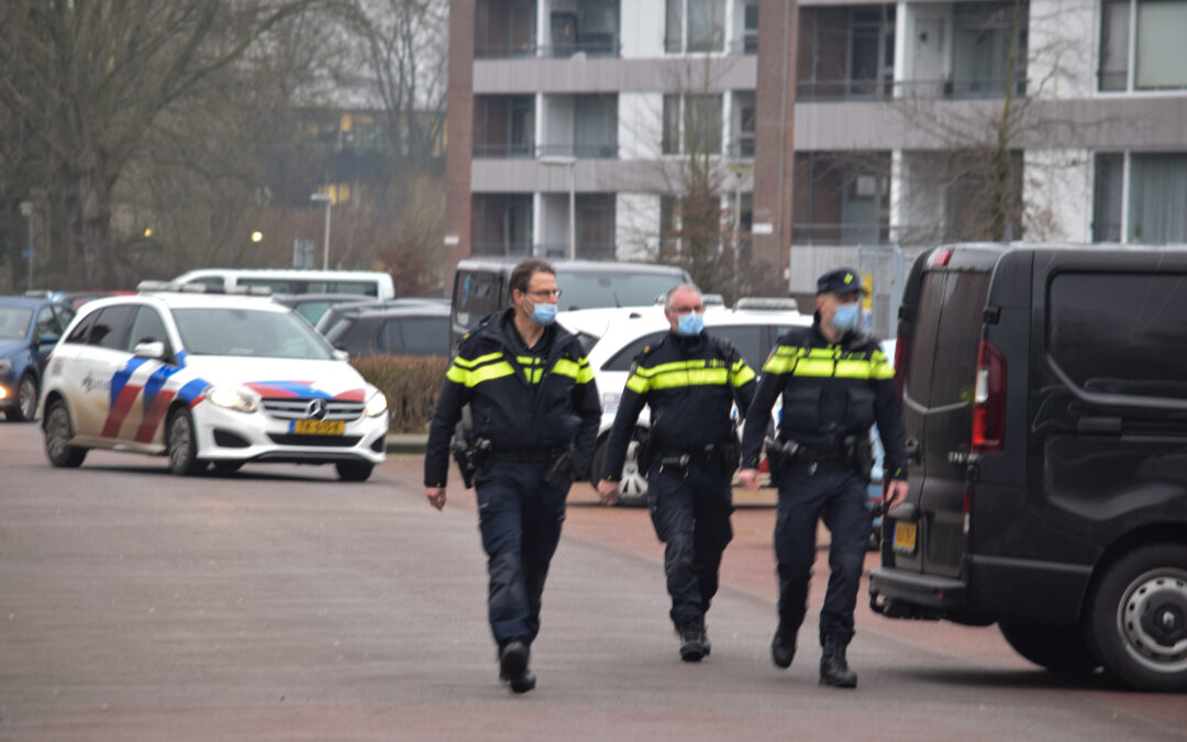 Politie aanwezig bij ontruiming flat Beethovenlaan, krakers gevlogen