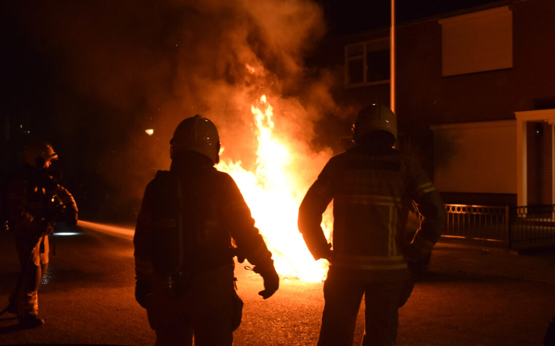 Auto brand volledig uit in woonwijk Doetinchem, politie gaat uit van brandstichting
