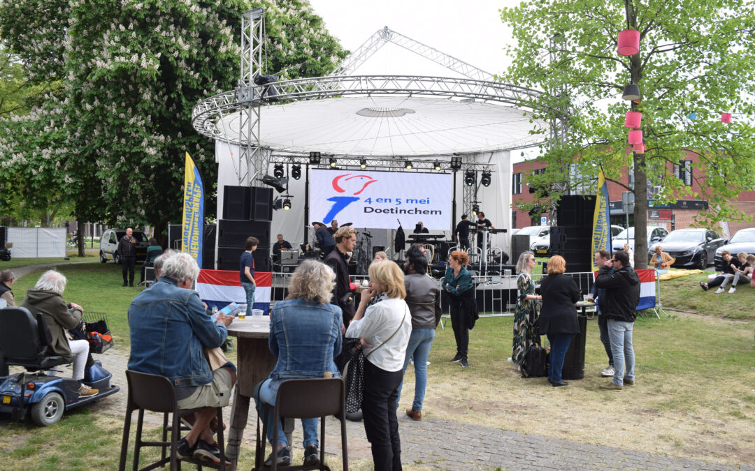 Gezellige drukte bij het bevrijdingsfestival in het Mark Tennantplantsoen in Doetinchem