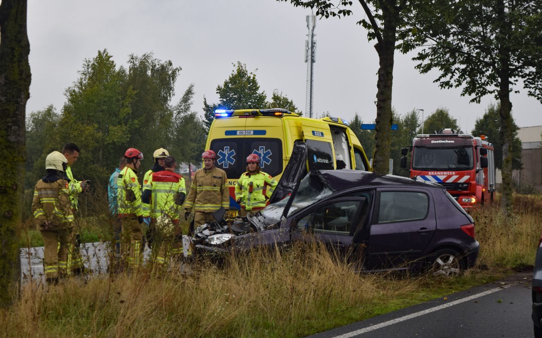 Auto klapt tegen boom in Doetinchem, bestuurder gewond