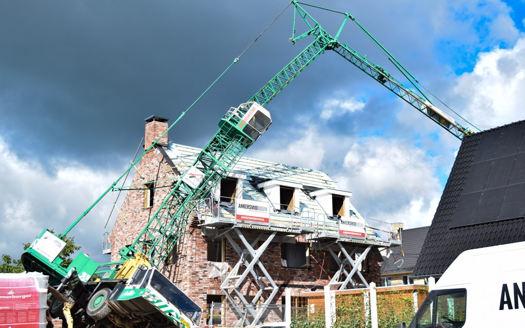 Bouwkraan valt om op twee nieuwbouw woningen in Doetinchem, schade aanzienlijk