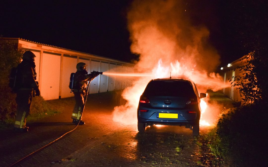 Auto brand volledig uit nabij garageboxen in Doetinchem