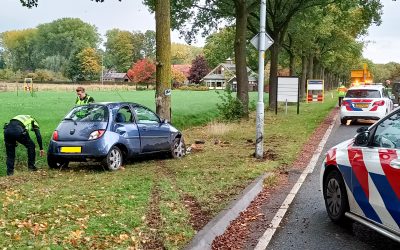 Auto crasht en spint hierna in Doetinchem, bestuurder ongedeerd